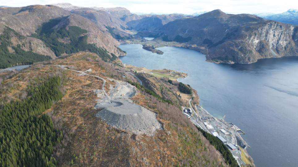 Dronebilde av Engebøfjellet