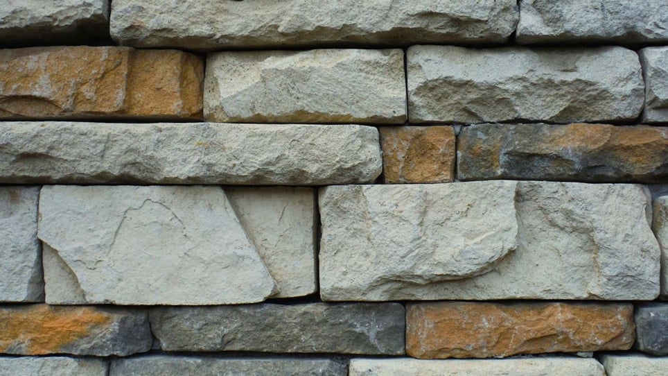 Nærbilde av stein i mur