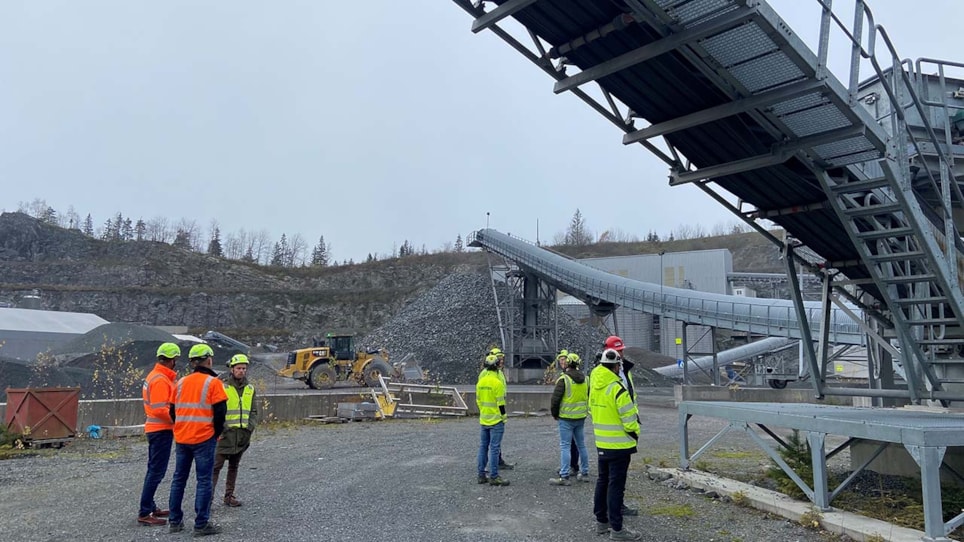 Bilde fra et pukkverk med mennesker